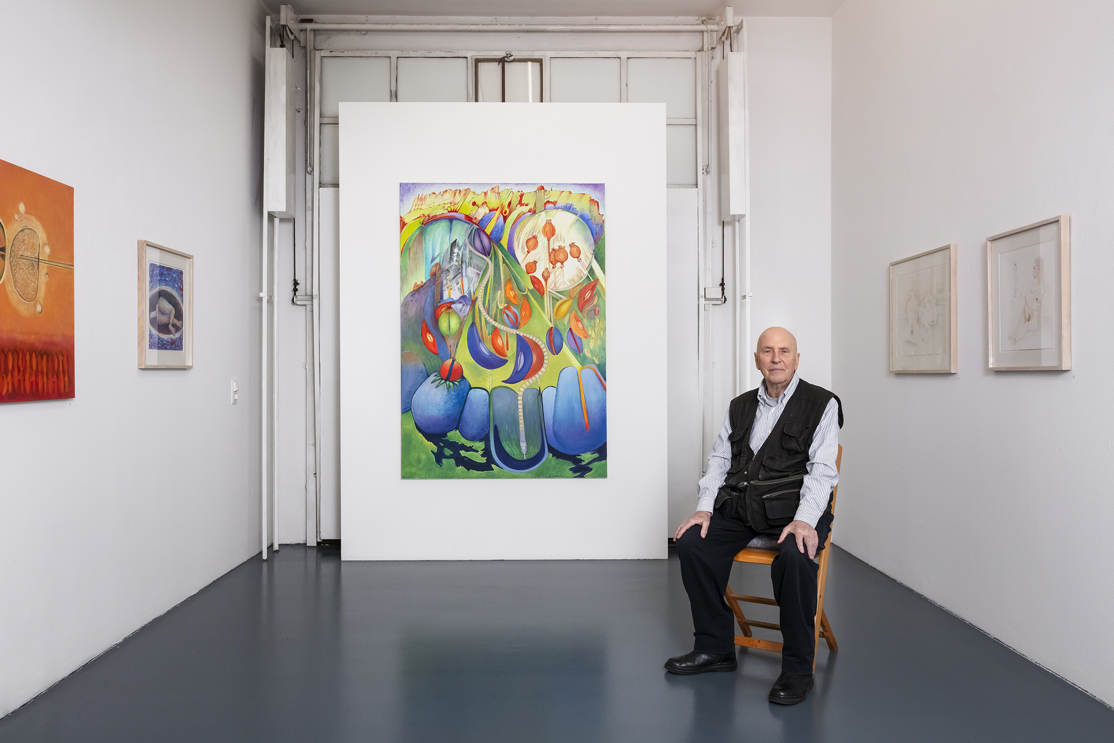 Hardy Hepp in der Galerie vor seinen Werken